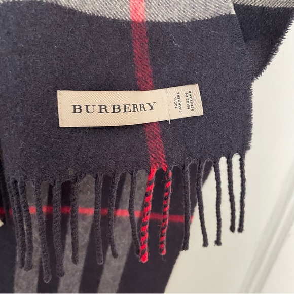 Burberry Scarf - Picture 5 of 9